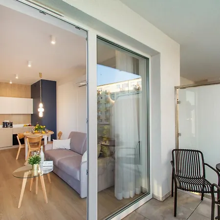 North Apartments, Vibe *